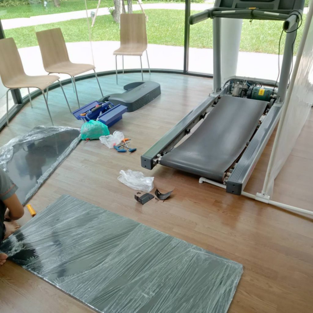 เปลี่ยนไม้กระดานลู่วิ่งไฟฟ้า LIFE FITNESS 